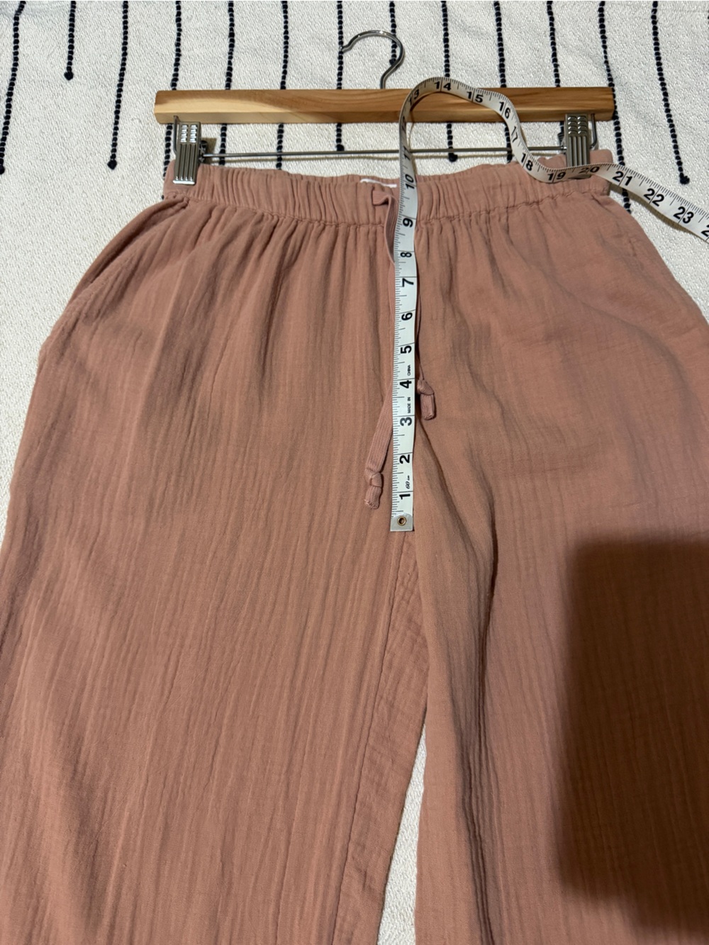 Aritzia Wide Leg Pants in Dusty Rose - Picture 4 of 10